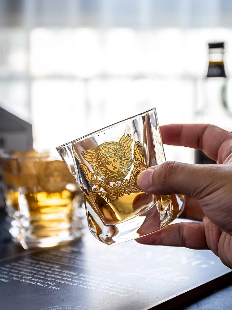 Medusa Gold Head Painted Whisk - Wine In Beer Glass recension och pris